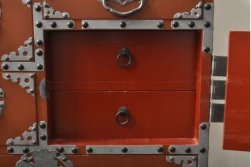 和製ビンテージ　ヴィンテージ家具　米沢箪笥　伝統工芸　漆塗り　朱塗り　鋲と金具を贅沢に使った手許箪笥(和タンス、収納箪笥、小箪笥、チェスト、ヴィンテージ)(R-060796)