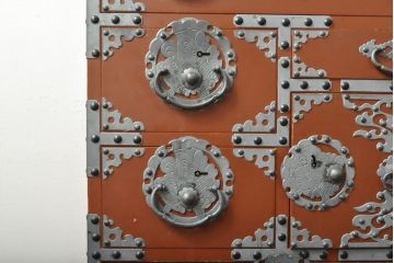 和製ビンテージ　ヴィンテージ家具　米沢箪笥　伝統工芸　漆塗り　朱塗り　鋲と金具を贅沢に使った手許箪笥(和タンス、収納箪笥、小箪笥、チェスト、ヴィンテージ)(R-060796)