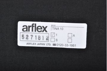 中古　美品　arflex(アルフレックス)　TINA 10(ティナ)　編み込みのデザインが目を惹くワイドアームレスチェア2脚セット(ダイニングチェア、椅子、イス、バラ売り可能)(2脚定価約41万円)(R-060800)