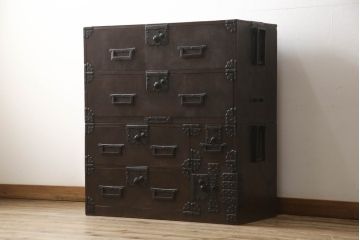 和製アンティーク　明治期　博物館クラス!!　高級品　特注　ここまで厚手の金具は激レア!!　総欅(ケヤキ)材　内部桐材　超極厚金具の収納箪笥(整理箪笥、時代箪笥、和箪笥、和たんす、サイドボード、引き出し)(R-060809)