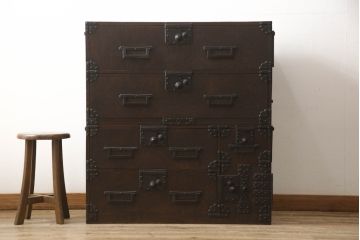 和製アンティーク　明治期　博物館クラス!!　高級品　特注　ここまで厚手の金具は激レア!!　総欅(ケヤキ)材　内部桐材　超極厚金具の収納箪笥(整理箪笥、時代箪笥、和箪笥、和たんす、サイドボード、引き出し)(R-060809)