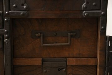 和製アンティーク　明治期　博物館クラス!!　高級品　特注　ここまで厚手の金具は激レア!!　総欅(ケヤキ)材　内部桐材　超極厚金具の収納箪笥(整理箪笥、時代箪笥、和箪笥、和たんす、サイドボード、引き出し)(R-060809)