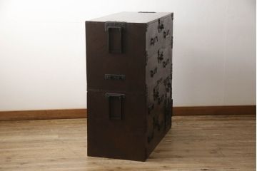 和製アンティーク　明治期　博物館クラス!!　高級品　特注　ここまで厚手の金具は激レア!!　総欅(ケヤキ)材　内部桐材　超極厚金具の収納箪笥(整理箪笥、時代箪笥、和箪笥、和たんす、サイドボード、引き出し)(R-060809)