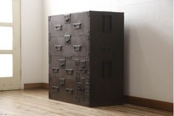 和製アンティーク　明治期　博物館クラス!!　高級品　特注　ここまで厚手の金具は激レア!!　総欅(ケヤキ)材　内部桐材　超極厚金具の収納箪笥(整理箪笥、時代箪笥、和箪笥、和たんす、サイドボード、引き出し)(R-060809)