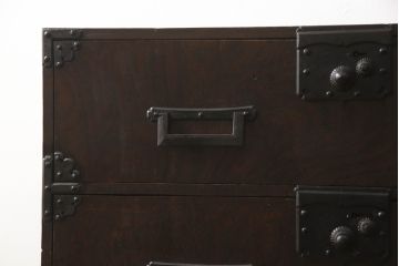 和製アンティーク　明治期　博物館クラス!!　高級品　特注　ここまで厚手の金具は激レア!!　総欅(ケヤキ)材　内部桐材　超極厚金具の収納箪笥(整理箪笥、時代箪笥、和箪笥、和たんす、サイドボード、引き出し)(R-060809)