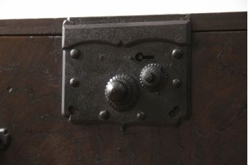 和製アンティーク　明治期　博物館クラス!!　高級品　特注　ここまで厚手の金具は激レア!!　総欅(ケヤキ)材　内部桐材　超極厚金具の収納箪笥(整理箪笥、時代箪笥、和箪笥、和たんす、サイドボード、引き出し)(R-060809)