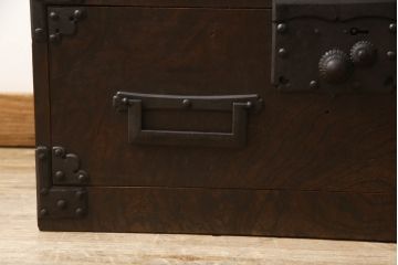 和製アンティーク　明治期　博物館クラス!!　高級品　特注　ここまで厚手の金具は激レア!!　総欅(ケヤキ)材　内部桐材　超極厚金具の収納箪笥(整理箪笥、時代箪笥、和箪笥、和たんす、サイドボード、引き出し)(R-060809)