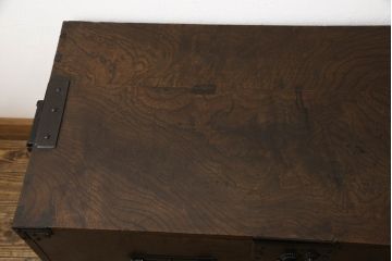 和製アンティーク　明治期　博物館クラス!!　高級品　特注　ここまで厚手の金具は激レア!!　総欅(ケヤキ)材　内部桐材　超極厚金具の収納箪笥(整理箪笥、時代箪笥、和箪笥、和たんす、サイドボード、引き出し)(R-060809)