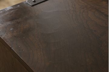 和製アンティーク　明治期　博物館クラス!!　高級品　特注　ここまで厚手の金具は激レア!!　総欅(ケヤキ)材　内部桐材　超極厚金具の収納箪笥(整理箪笥、時代箪笥、和箪笥、和たんす、サイドボード、引き出し)(R-060809)