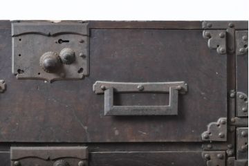 和製アンティーク　明治期　博物館クラス!!　高級品　特注　ここまで厚手の金具は激レア!!　総欅(ケヤキ)材　内部桐材　超極厚金具のローボード(時代箪笥、和たんす、和箪笥、収納箪笥、ローチェスト、引き出し)(R-060810)