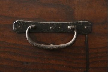 和製アンティーク　前面桐材　繊細なデザインの金具が目を惹く仙台箪笥(和タンス、収納箪笥、衣装箪笥、引き出し)(R-060815)