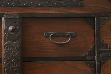 和製アンティーク　前面桐材　繊細なデザインの金具が目を惹く仙台箪笥(和タンス、収納箪笥、衣装箪笥、引き出し)(R-060815)