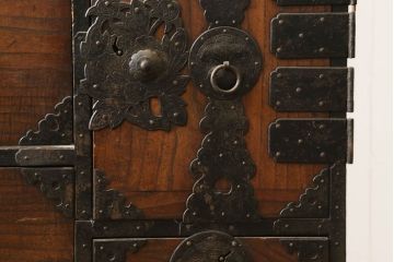 和製アンティーク　前面桐材　繊細なデザインの金具が目を惹く仙台箪笥(和タンス、収納箪笥、衣装箪笥、引き出し)(R-060815)