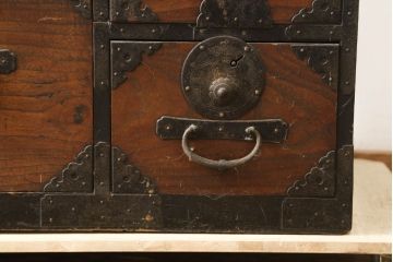 和製アンティーク　前面桐材　繊細なデザインの金具が目を惹く仙台箪笥(和タンス、収納箪笥、衣装箪笥、引き出し)(R-060815)