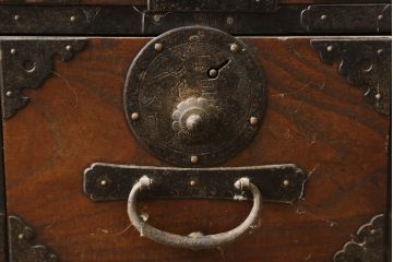 和製アンティーク　前面桐材　繊細なデザインの金具が目を惹く仙台箪笥(和タンス、収納箪笥、衣装箪笥、引き出し)(R-060815)