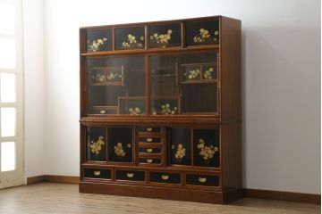 和製ビンテージ　高級工芸家具　蒔絵師　長谷川雅英　欅(ケヤキ)材　六尺　気品溢れる蒔絵や金具が美しい茶箪笥(キャビネット、茶棚、食器棚、収納棚、ヴィンテージ)(R-060821)