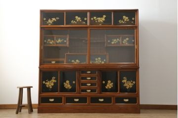 和製ビンテージ　高級工芸家具　蒔絵師　長谷川雅英　欅(ケヤキ)材　六尺　気品溢れる蒔絵や金具が美しい茶箪笥(キャビネット、茶棚、食器棚、収納棚、ヴィンテージ)(R-060821)