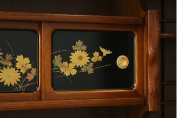 和製ビンテージ　高級工芸家具　蒔絵師　長谷川雅英　欅(ケヤキ)材　六尺　気品溢れる蒔絵や金具が美しい茶箪笥(キャビネット、茶棚、食器棚、収納棚、ヴィンテージ)(R-060821)