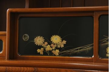 和製ビンテージ　高級工芸家具　蒔絵師　長谷川雅英　欅(ケヤキ)材　六尺　気品溢れる蒔絵や金具が美しい茶箪笥(キャビネット、茶棚、食器棚、収納棚、ヴィンテージ)(R-060821)
