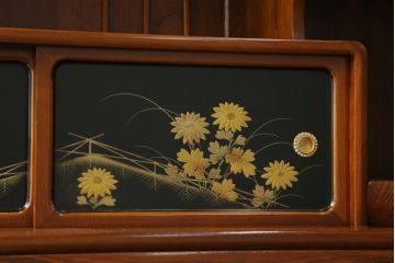 和製ビンテージ　高級工芸家具　蒔絵師　長谷川雅英　欅(ケヤキ)材　六尺　気品溢れる蒔絵や金具が美しい茶箪笥(キャビネット、茶棚、食器棚、収納棚、ヴィンテージ)(R-060821)
