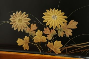 和製ビンテージ　高級工芸家具　蒔絵師　長谷川雅英　欅(ケヤキ)材　六尺　気品溢れる蒔絵や金具が美しい茶箪笥(キャビネット、茶棚、食器棚、収納棚、ヴィンテージ)(R-060821)