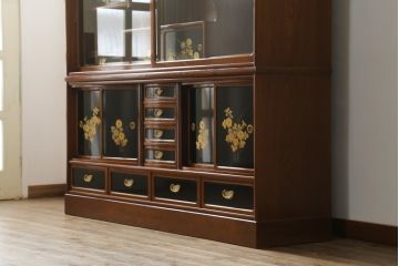 和製ビンテージ　高級工芸家具　蒔絵師　長谷川雅英　欅(ケヤキ)材　六尺　気品溢れる蒔絵や金具が美しい茶箪笥(キャビネット、茶棚、食器棚、収納棚、ヴィンテージ)(R-060821)