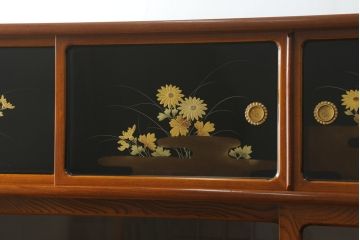 和製ビンテージ　高級工芸家具　蒔絵師　長谷川雅英　欅(ケヤキ)材　六尺　気品溢れる蒔絵や金具が美しい茶箪笥(キャビネット、茶棚、食器棚、収納棚、ヴィンテージ)(R-060821)