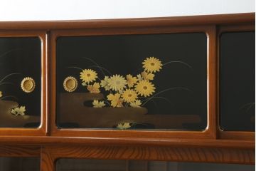 和製ビンテージ　高級工芸家具　蒔絵師　長谷川雅英　欅(ケヤキ)材　六尺　気品溢れる蒔絵や金具が美しい茶箪笥(キャビネット、茶棚、食器棚、収納棚、ヴィンテージ)(R-060821)