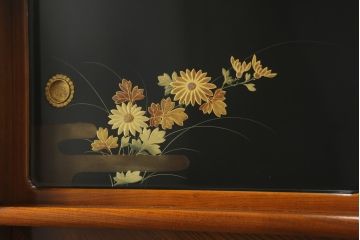 和製ビンテージ　高級工芸家具　蒔絵師　長谷川雅英　欅(ケヤキ)材　六尺　気品溢れる蒔絵や金具が美しい茶箪笥(キャビネット、茶棚、食器棚、収納棚、ヴィンテージ)(R-060821)