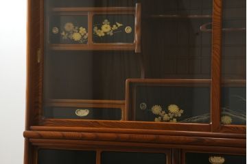 和製ビンテージ　高級工芸家具　蒔絵師　長谷川雅英　欅(ケヤキ)材　六尺　気品溢れる蒔絵や金具が美しい茶箪笥(キャビネット、茶棚、食器棚、収納棚、ヴィンテージ)(R-060821)