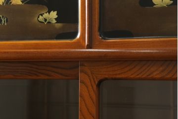 和製ビンテージ　高級工芸家具　蒔絵師　長谷川雅英　欅(ケヤキ)材　六尺　気品溢れる蒔絵や金具が美しい茶箪笥(キャビネット、茶棚、食器棚、収納棚、ヴィンテージ)(R-060821)
