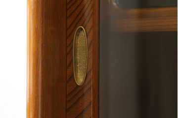 和製ビンテージ　高級工芸家具　蒔絵師　長谷川雅英　欅(ケヤキ)材　六尺　気品溢れる蒔絵や金具が美しい茶箪笥(キャビネット、茶棚、食器棚、収納棚、ヴィンテージ)(R-060821)