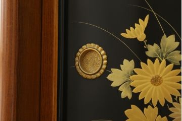 和製ビンテージ　高級工芸家具　蒔絵師　長谷川雅英　欅(ケヤキ)材　六尺　気品溢れる蒔絵や金具が美しい茶箪笥(キャビネット、茶棚、食器棚、収納棚、ヴィンテージ)(R-060821)