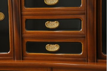 和製ビンテージ　高級工芸家具　蒔絵師　長谷川雅英　欅(ケヤキ)材　六尺　気品溢れる蒔絵や金具が美しい茶箪笥(キャビネット、茶棚、食器棚、収納棚、ヴィンテージ)(R-060821)