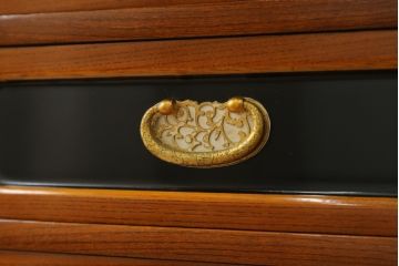 和製ビンテージ　高級工芸家具　蒔絵師　長谷川雅英　欅(ケヤキ)材　六尺　気品溢れる蒔絵や金具が美しい茶箪笥(キャビネット、茶棚、食器棚、収納棚、ヴィンテージ)(R-060821)