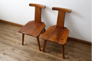 中古　美品　岩手県岩泉・純木家具　栓材　摺り漆(すりうるし)　心地よい木の風合いが魅力的なダイニングチェア2脚セット(アームレスチェア、板座チェア、椅子、イス)(定価2脚で約16万円)(R-060823)