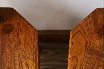 中古　美品　岩手県岩泉・純木家具　栓材　摺り漆(すりうるし)　心地よい木の風合いが魅力的なダイニングチェア2脚セット(アームレスチェア、板座チェア、椅子、イス)(定価2脚で約16万円)(R-060823)
