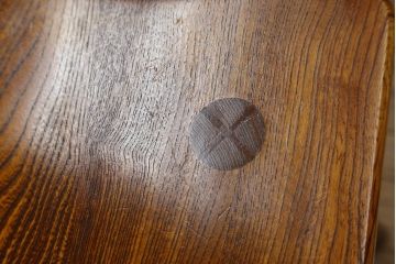 中古　美品　岩手県岩泉・純木家具　栓材　摺り漆(すりうるし)　心地よい木の風合いが魅力的なダイニングチェア2脚セット(アームレスチェア、板座チェア、椅子、イス)(定価2脚で約16万円)(R-060823)