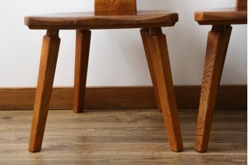 中古　美品　岩手県岩泉・純木家具　栓材　摺り漆(すりうるし)　心地よい木の風合いが魅力的なダイニングチェア2脚セット(アームレスチェア、板座チェア、椅子、イス)(定価2脚で約16万円)(R-060823)