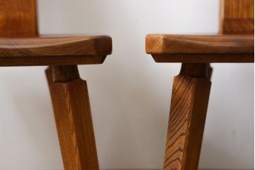 中古　美品　岩手県岩泉・純木家具　栓材　摺り漆(すりうるし)　心地よい木の風合いが魅力的なダイニングチェア2脚セット(アームレスチェア、板座チェア、椅子、イス)(定価2脚で約16万円)(R-060823)