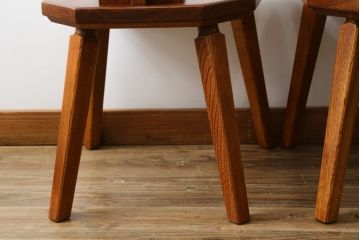 中古　美品　岩手県岩泉・純木家具　栓材　摺り漆(すりうるし)　心地よい木の風合いが魅力的なダイニングチェア2脚セット(アームレスチェア、板座チェア、椅子、イス)(定価2脚で約16万円)(R-060823)