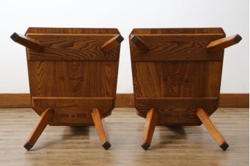 中古　美品　岩手県岩泉・純木家具　栓材　摺り漆(すりうるし)　心地よい木の風合いが魅力的なダイニングチェア2脚セット(アームレスチェア、板座チェア、椅子、イス)(定価2脚で約16万円)(R-060823)