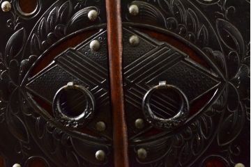 中古　岩谷堂箪笥　天板・脚(台輪)付きリメイク　和モダンな空間にも取り入れやすいテレビ台(サイドボード、リビングボード、テレビボード)(R-060833)