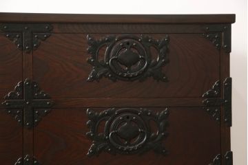 中古　岩谷堂箪笥　凝ったつくりの金具が和の雰囲気を高めるテレビ台(ローボード、AVボード、衣装箪笥、収納箪笥、和タンス、引き出し)(R-060834)