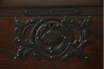 中古　岩谷堂箪笥　凝ったつくりの金具が和の雰囲気を高めるテレビ台(ローボード、AVボード、衣装箪笥、収納箪笥、和タンス、引き出し)(R-060834)
