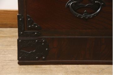 中古　岩谷堂箪笥　凝ったつくりの金具が和の雰囲気を高めるテレビ台(ローボード、AVボード、衣装箪笥、収納箪笥、和タンス、引き出し)(R-060834)