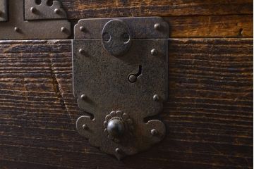 和製アンティーク　上手物　総桐(キリ)材　立派な厚手金具が魅力の二段重ね帳場箪笥(刀箪笥、総桐箪笥、総桐たんす、時代たんす、和タンス、収納たんす、整理タンス、重ね箪笥、引き出し)(R-060835)