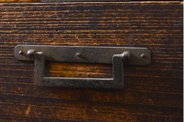 和製アンティーク　上手物　総桐(キリ)材　立派な厚手金具が魅力の二段重ね帳場箪笥(刀箪笥、総桐箪笥、総桐たんす、時代たんす、和タンス、収納たんす、整理タンス、重ね箪笥、引き出し)(R-060835)