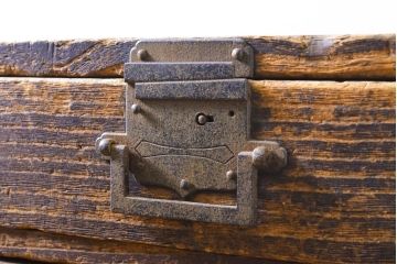 和製アンティーク　上手物　総桐(キリ)材　立派な厚手金具が魅力の帳場箪笥ローボード(刀箪笥、総桐箪笥、総桐たんす、時代たんす、和タンス、収納たんす、整理タンス、テレビ台、テレビボード、ローチェスト、引き出し)(R-060836)