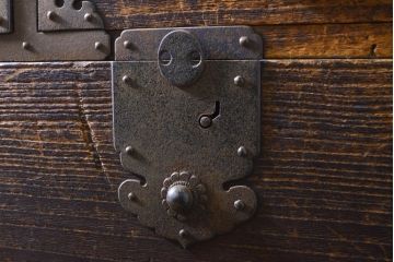 和製アンティーク　上手物　総桐(キリ)材　立派な厚手金具が魅力の帳場箪笥ローボード(刀箪笥、総桐箪笥、総桐たんす、時代たんす、和タンス、収納たんす、整理タンス、テレビ台、テレビボード、ローチェスト、引き出し)(R-060836)